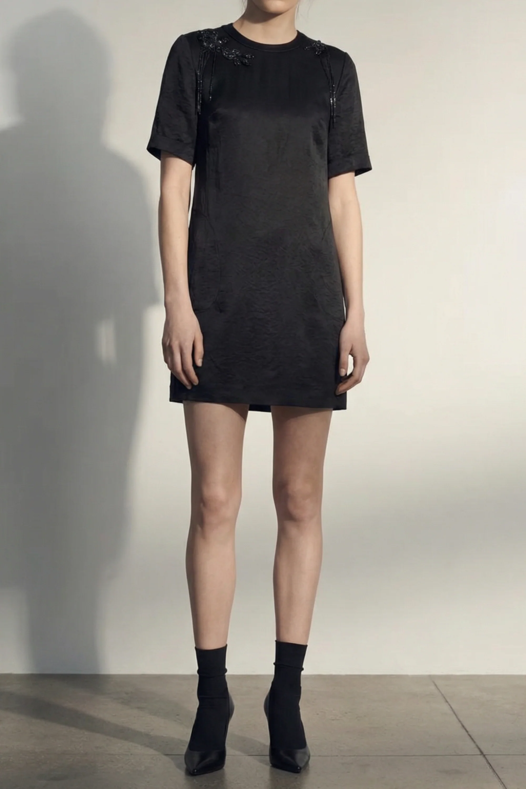 SHORT SLEEVE DRESS WITH EMBROIDERY APPLIQUES